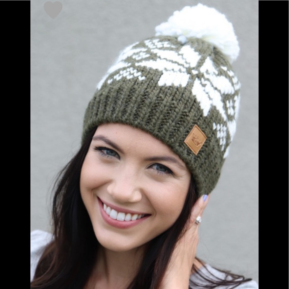 Fleece lined knit hat with Pom accent